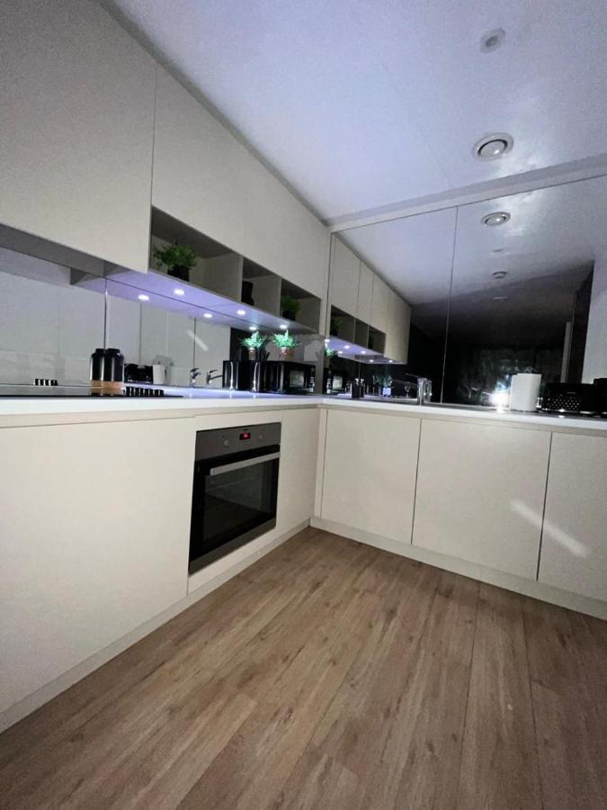 לונדון Luxurious Dlr Apartment מראה חיצוני תמונה