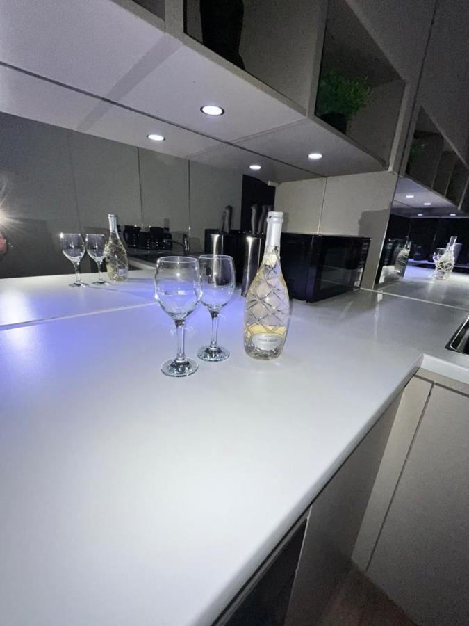 לונדון Luxurious Dlr Apartment מראה חיצוני תמונה