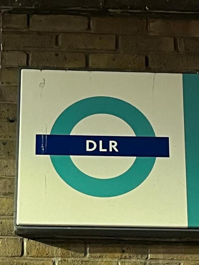 לונדון Luxurious Dlr Apartment מראה חיצוני תמונה